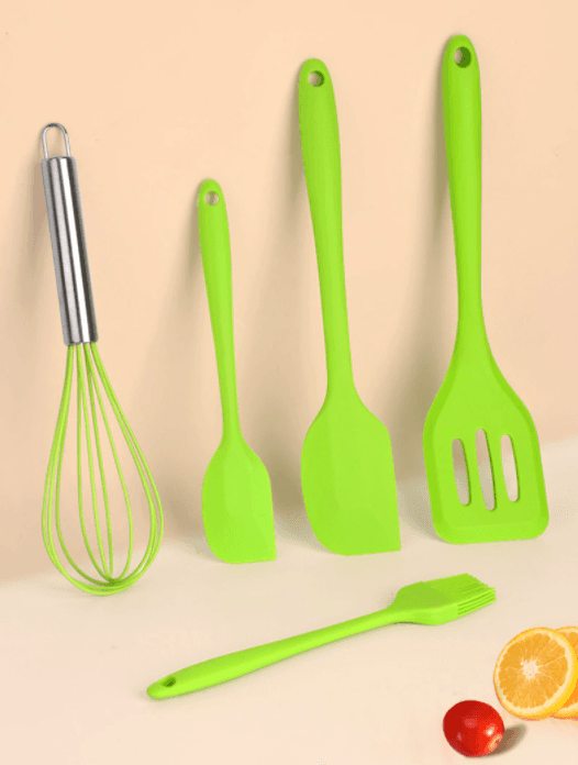 A set of kitchen utensils 5 elements - green
