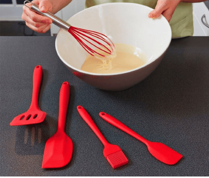 A set of kitchen utensils 5 elements - red