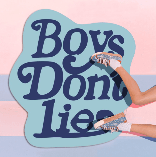 Dekoracyjny miękki dywan "Boy's don't lie" 80 x 80 cm - niebieski