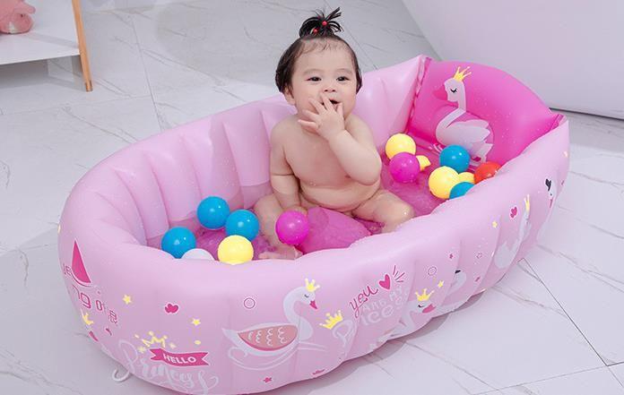 Inflatable baby bathtub with balls - swan