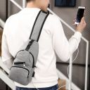 Sportowy plecak na jedno ramię, nerka z USB- szary
