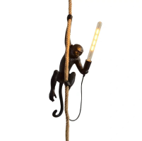 Stylowa lampa wisząca – małpka na sznurze